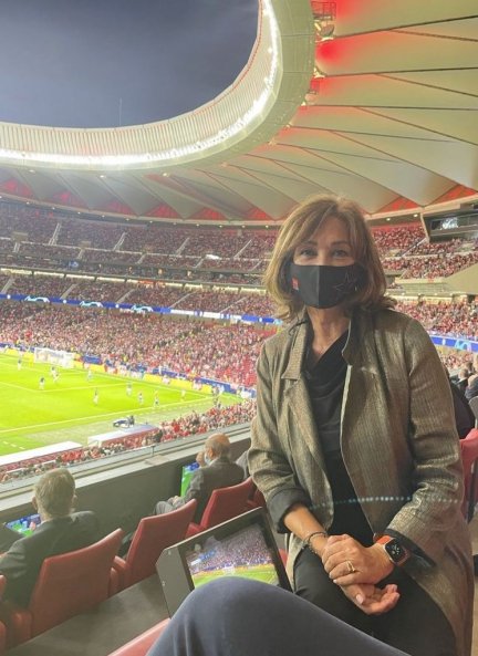 Ana Rosa Quintana, animando a su equipo en el campo.