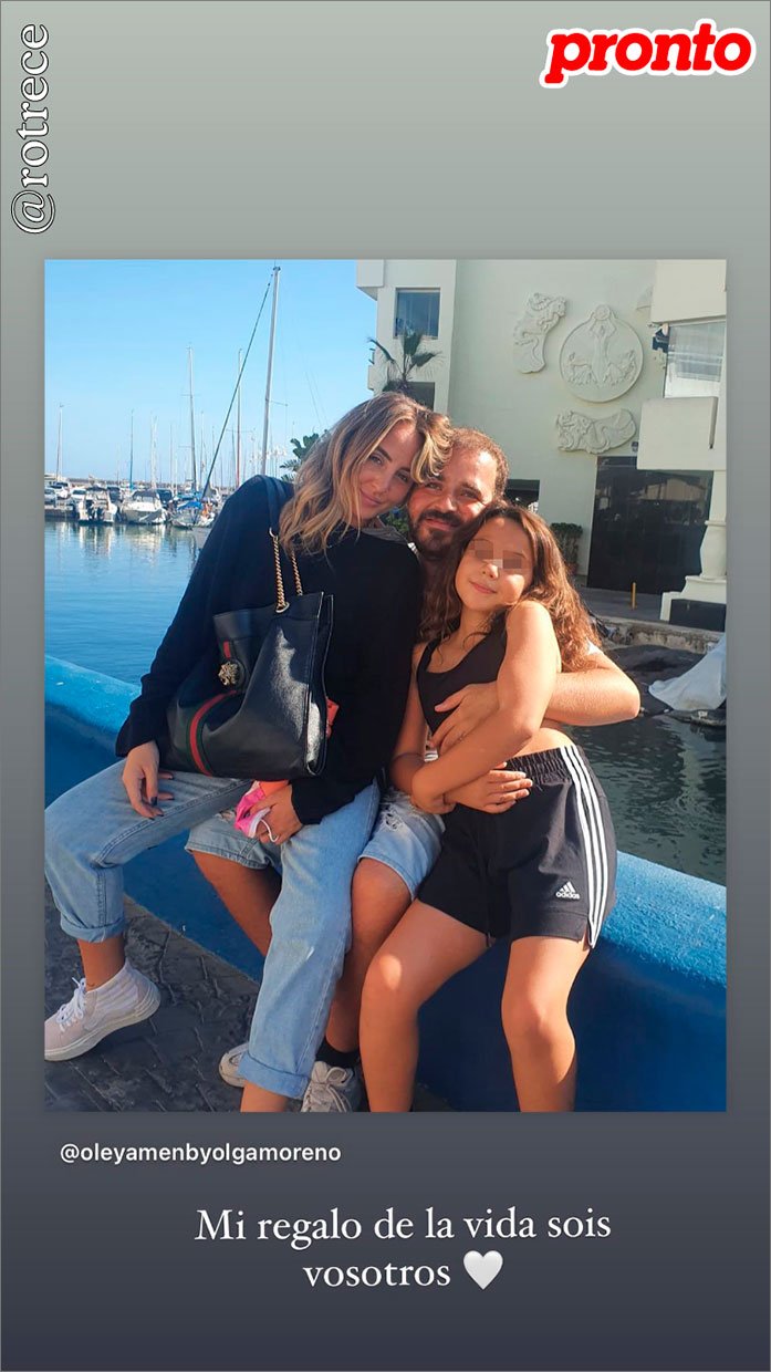 Rocío Flores, junto a sus dos hermanos, David y Lola.