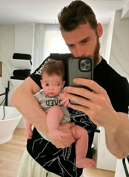 De Gea, en el baño, con su bebé en brazos.