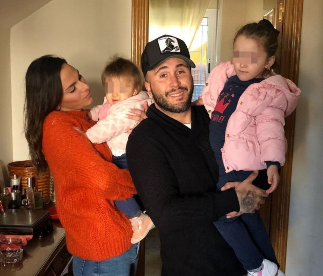 Irene Rosales y Kiko Rivera con sus princesas, Carlota y Ana, a las que quieren dar estabilidad económica.