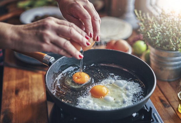 El aceite tiene que cubrir completamente el huevo para que se fría bien