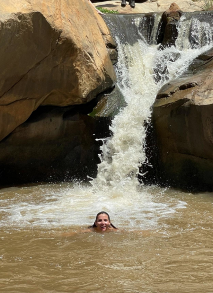 Elsa se bañó en un precioso lago con cascada.