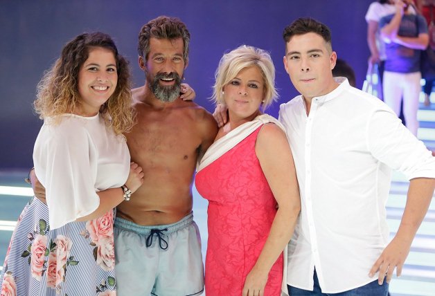 Jose Luis con su mujer y sus dos hijos, cuando ganó "Supervivientes".