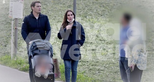 Malú y Albert Rivera disfrutando de la naturaleza con su hija. Imágenes de Viva la vida.