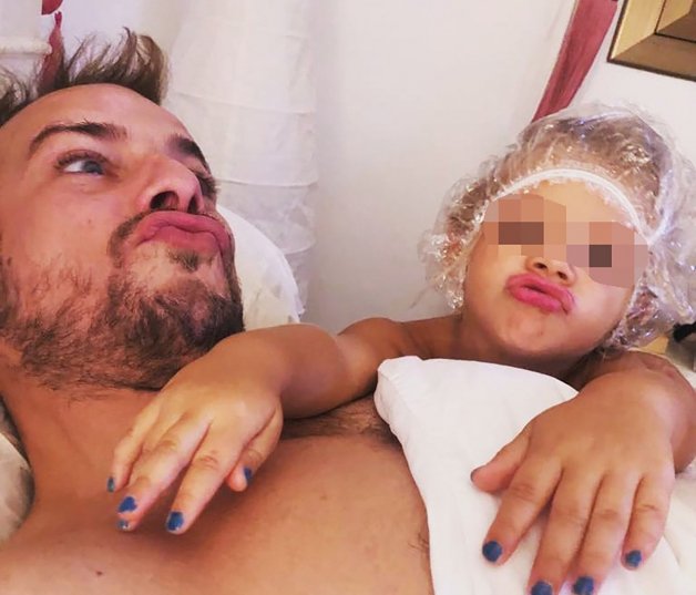 Álex y su hija en una imagen compartida por el cantante en sus redes sociales. 