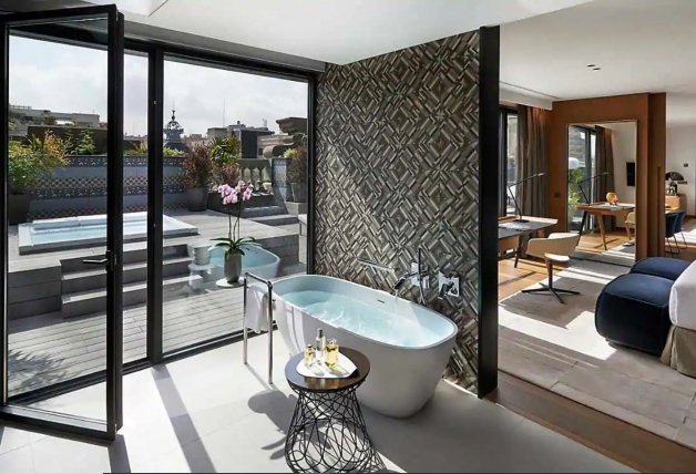 En algunas habitaciones, el baño da directamente a una piscina privada.