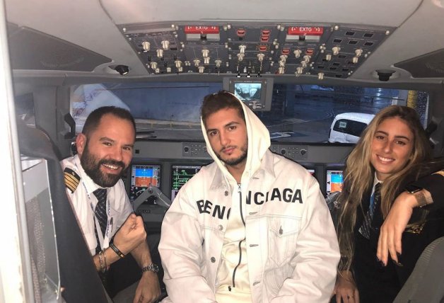 El artista, en la cabina del piloto de uno de los aviones en los que viajó.