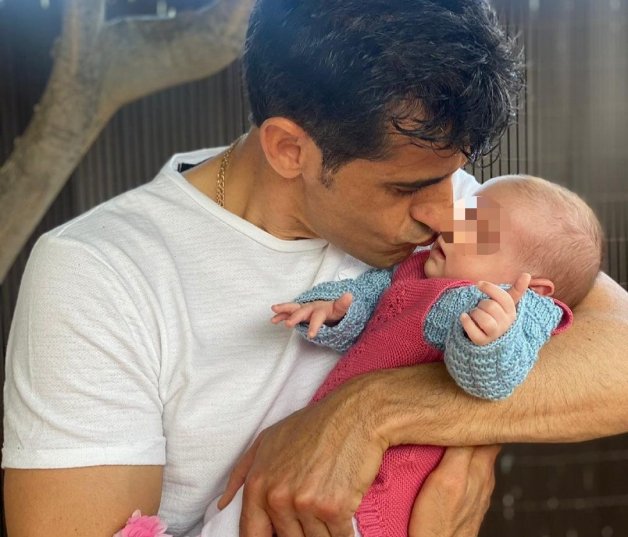 Víctor Janeiro coge en brazos a su hija Brenda.