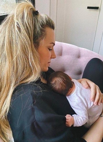 Edurne posa con Yanay, recién nacida.