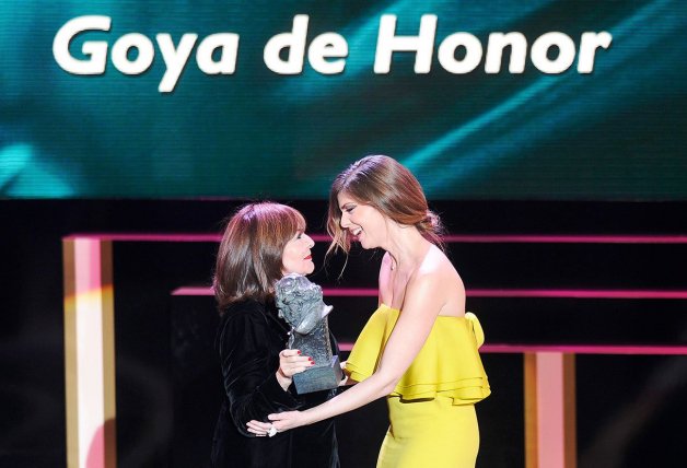 Recibiendo de manos de su sobrina, Manuela Velasco, el Goya de Honor.