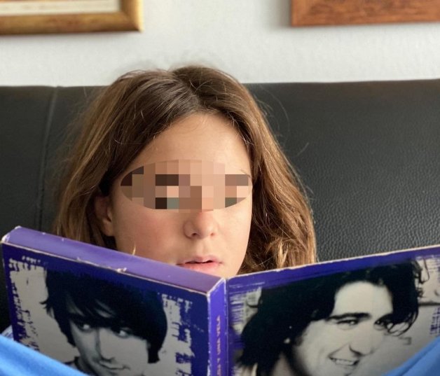 Jan mira atentamente el primer disco que lanzó su padre.