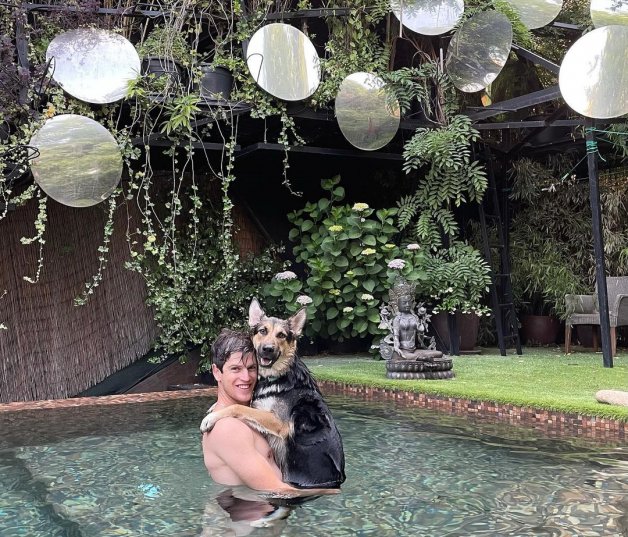 Miguel Bernardeau dándose un baño junto a su mascota.