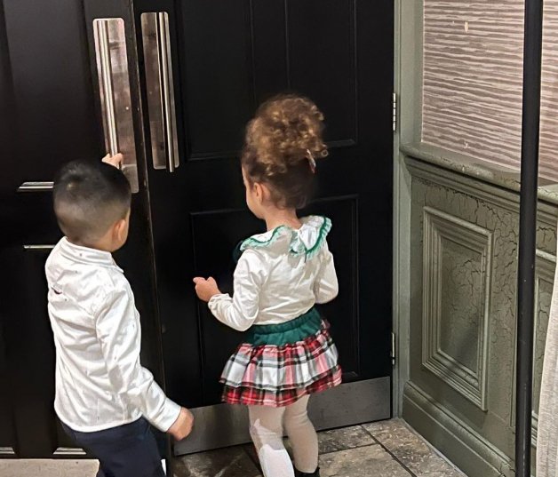Los hijos de Cristiano Ronaldo han abierto la puerta para los invitados (@georginagio).
