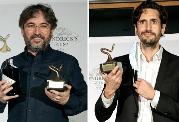 Jordi Évole y Juan Diego Botto recogiendo sus premios Yago.