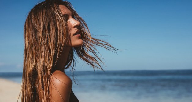 El sol, el salitre y el cloro son agentes externos que debilitan la salud de nuestro cabello.