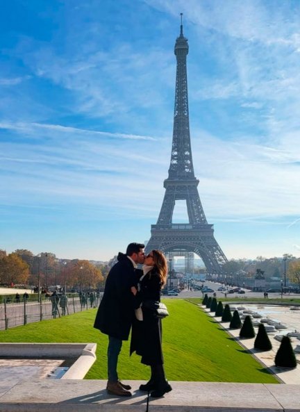 París bien vale un beso. El viaje a la capital francesa de Paula y Miguel ha sido una escapada muy romántica.