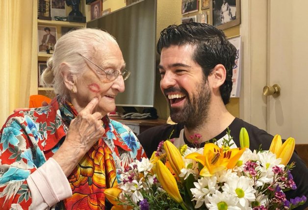 Miguel Ángel no puede disimular su amor por tu tía bisabuela.