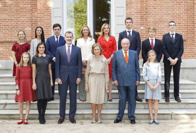 El más reciente retrato de los reyes eméritos junto a sus ocho nietos.