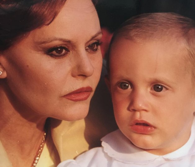 Rocío Dúrcal y su nieto Christian, a finales de los años 90.