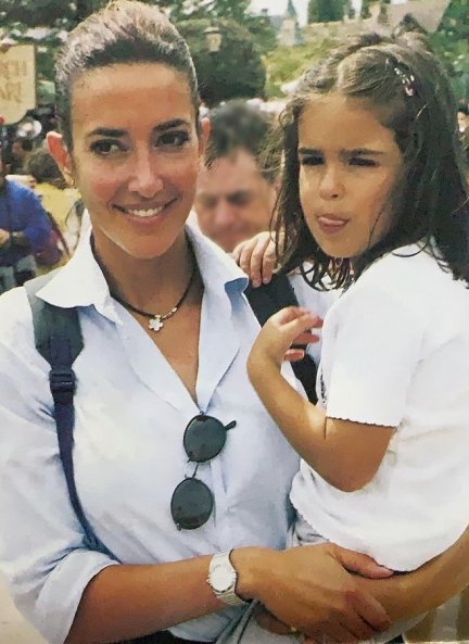 Elsa con su hija cuando ésta era pequeña. Las dos, que comparten belleza y talento, siempre demuestran su excelente relación.