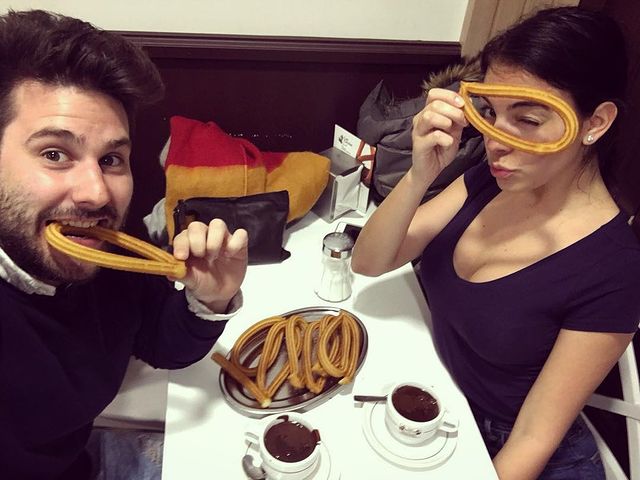 Georgina Rodríguez en 2016, merendando churros y chocolate con un amigo.