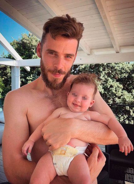 El futbolista posa con Yanay en su jardín.