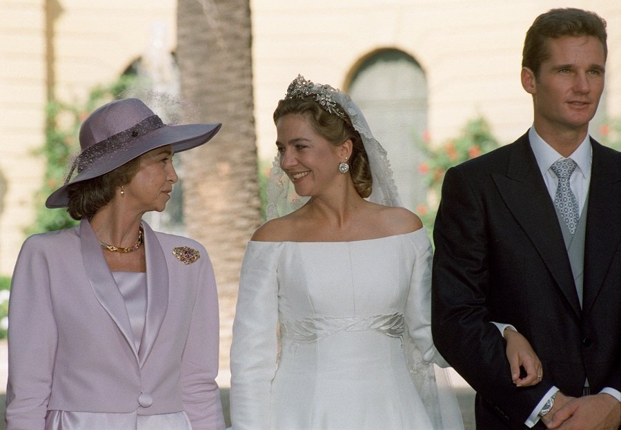 La infanta e Iñaki, el día de su boda, junto a la reina Sofía.