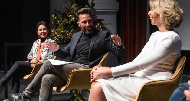 Marina Bernal (a la derecha), junto a Pepe da Rosa y María José Santiago en la presentación en Sevilla hace unos días de 'Lola, el brillo de sus ojos'.