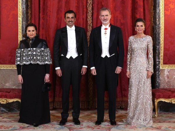 La Reina posó con los emires de Catar.