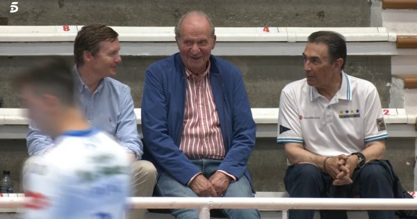 El Rey emérito, muy sonriente viendo el partido de Pablo Urdangarin. 