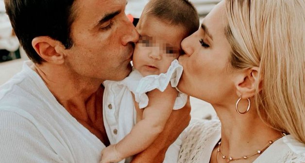 Hugo Sierra e Ivana Icardi, besando a su bebé. 