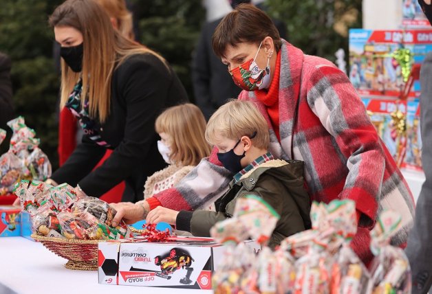 Estefanía de Mónaco, sus sobrinos, Jacques y Gabrielle, y su hija Camille entregan regalos a los niños del Principado.