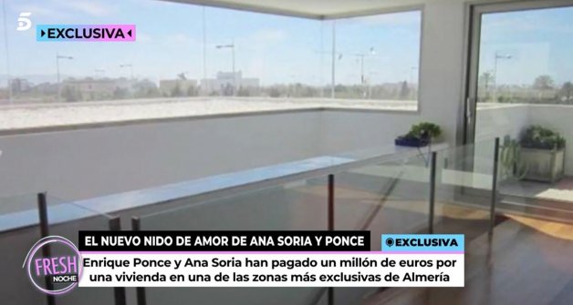 En la vivienda predominan el cristal y las líneas sencillas.