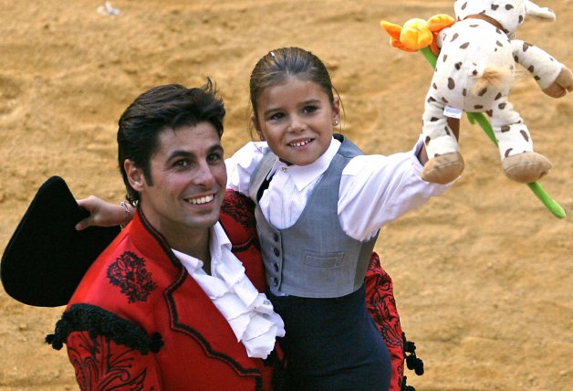 En 2007, Fran Rivera presumió de hija ¡en plena plaza de toros!