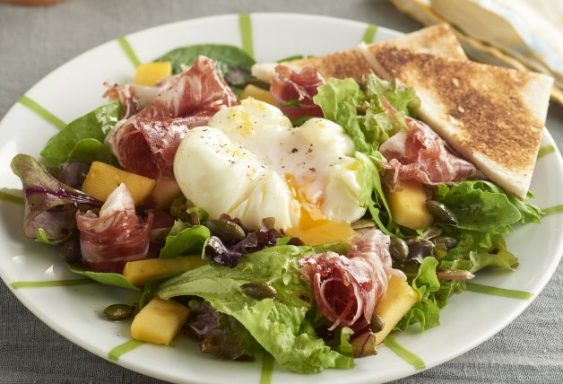 Ensalada de jamón con huevos poché