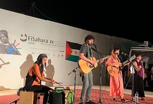 El músico, con Rozalén, en su actuación en el Sáhara.
