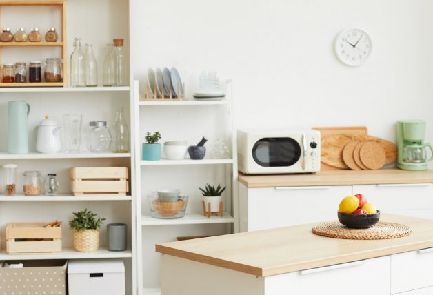 Puedes usar estanterías pequeñas, escurreplatos y cajas para almacenar tus materiales de cocina