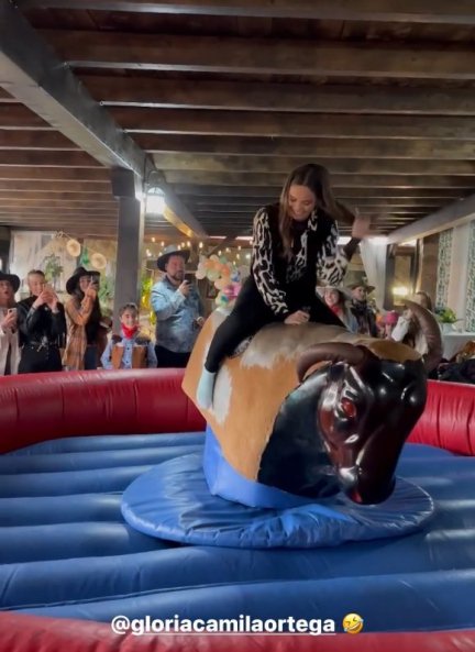 Gloria Camila se lo pasó en grande en el toro mecánico (@violeta_mangrinyan).