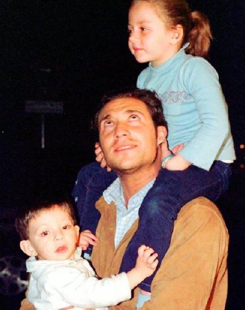 Rocío y David Flores, de pequeños, con su padre.