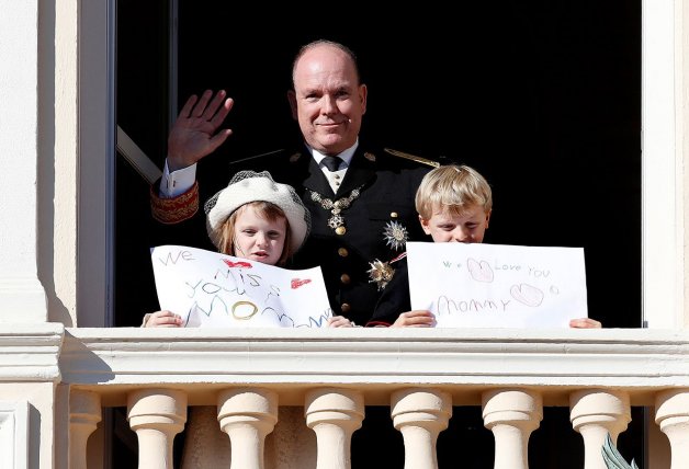 Gabriella y Jacques, con los carteles para su mamá en el Día Nacional de Mónaco.