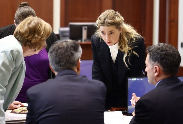 Amber, junto a su equipo legal, en un momento del juicio.