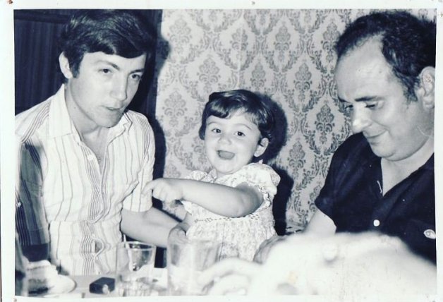 Carlota Corredera, cuando era un bebé, junto a su padre y su tío.