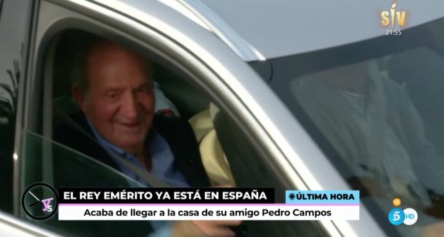 El Rey emérito, en su coche llegando a casa de Pedro Campos (Telecinco).