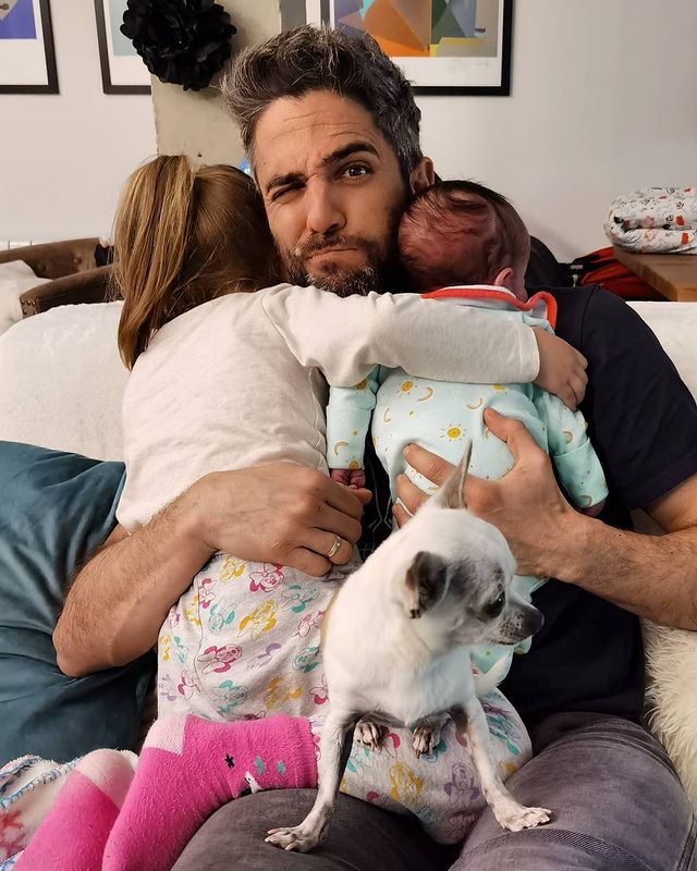 Roberto Leal con sus hijos y su perrita.