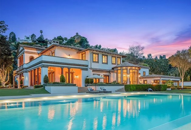 La exclusiva mansión cuenta con una enorme piscina y un lujoso jardín. 