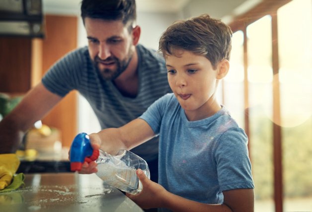 Los niños pueden involucrarse en la limpieza y mantenimiento de los espacios comunes