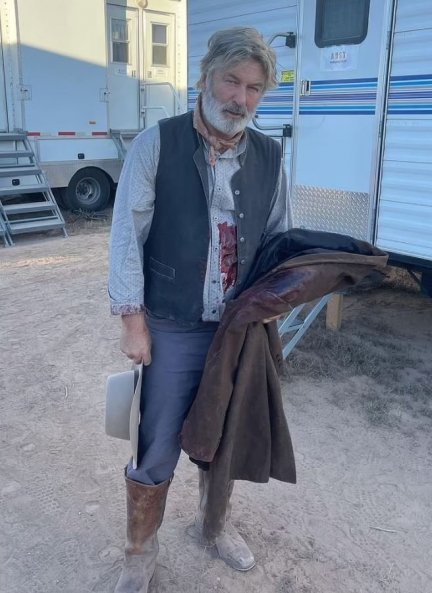 Alec Baldwin en el rodaje del western 'Rust'. Él mismo subió a Instagram esta foto unas horas antes del accidente y, posteriormente, la eliminó.