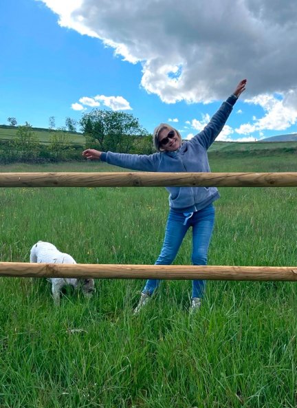 Julia Otero disfrutando de uno de los muchos paseos que daba durante su duro tratamiento. 