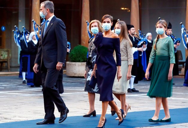 La familia real junto a la Reina emérita en su última visita a Oviedo, en 2020.
