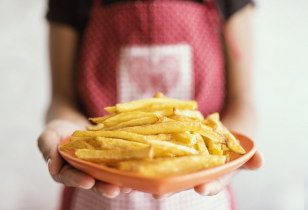 Las patatas fritas al horno son mucho más sanas que las que hacemos en la freidora.